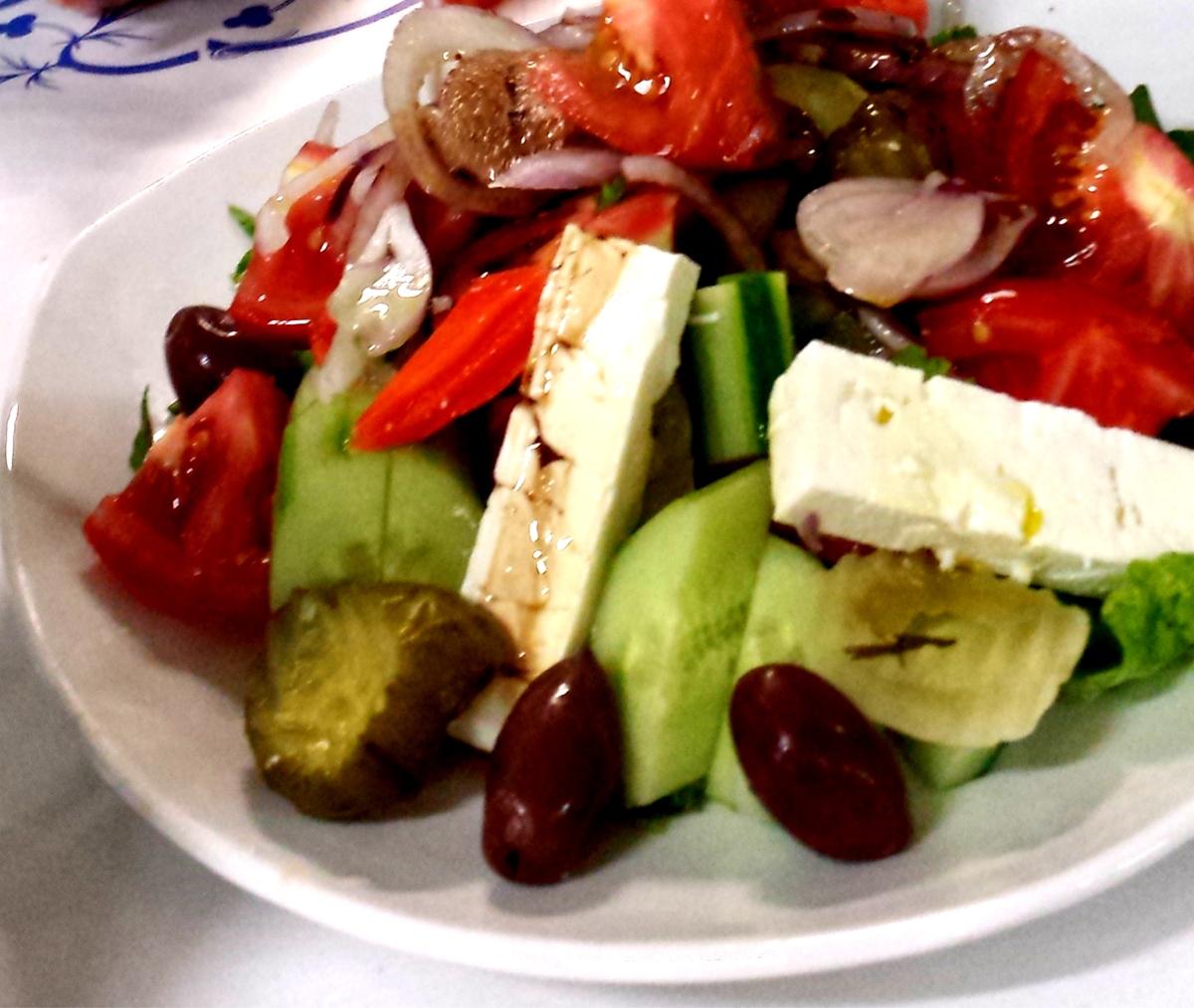 Griechischer Bauernsalat mit Schafskäse und Oliven